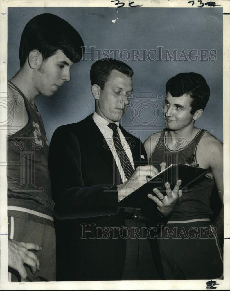 1970 Press Photo Coach Art Schmitt, Greg Walters, Calvin Vonderhaar discuss play- Historic Images