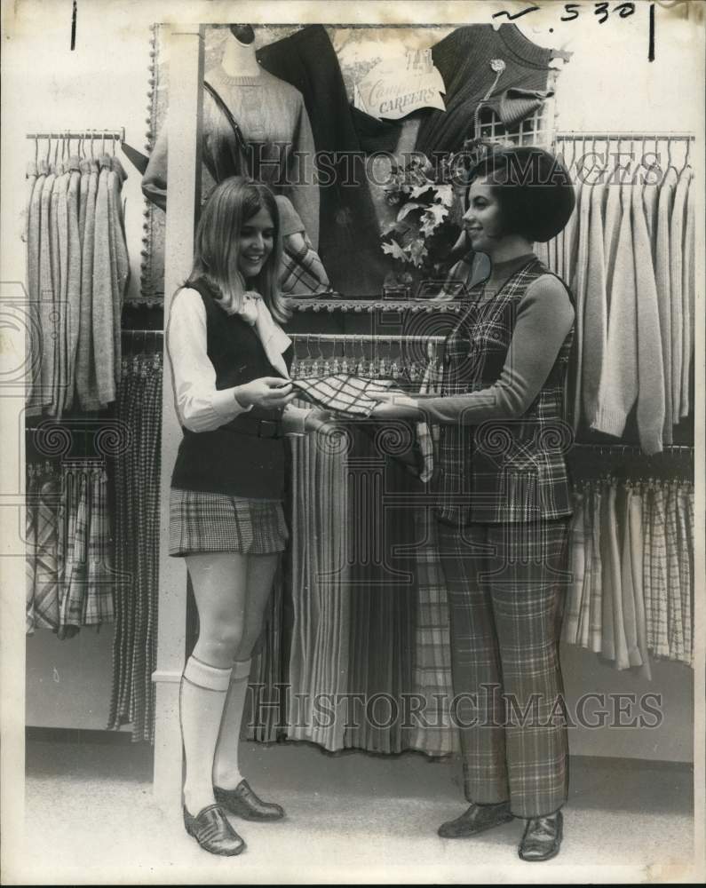 Load image into Gallery viewer, 1969 Press Photo Mary Frances Pomie, Sears fashion coordinator for New Orleans
