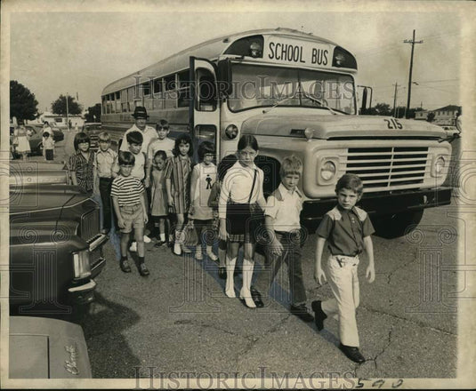 1972 Press Photo Youngsters leave bus at Hynes Elementary School - Historic Images