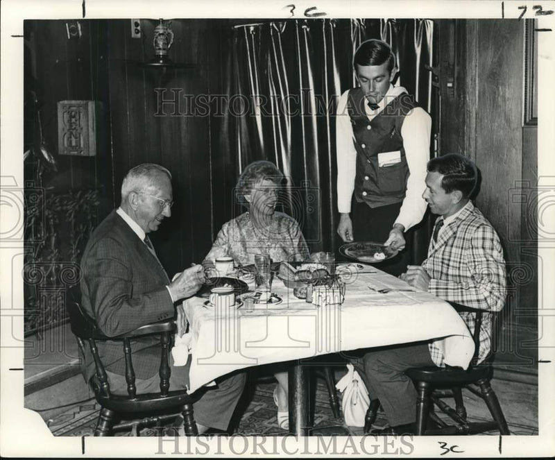 Load image into Gallery viewer, 1967 Press Photo Family enjoys evening at One Fine Restaurant - noo63022
