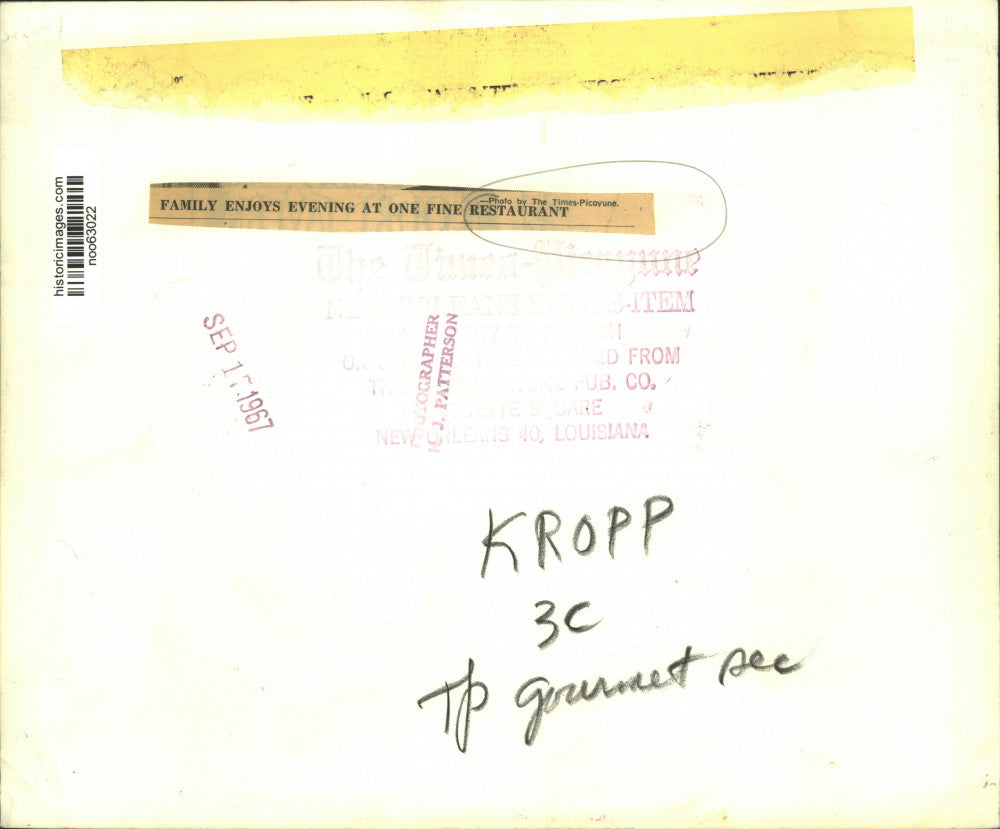 1967 Press Photo Family enjoys evening at One Fine Restaurant - noo63022