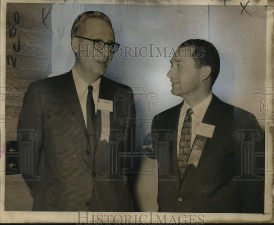 1966 Press Photo Drs. Joseph Hass and C.L. Samson chat at Ophthalmology session