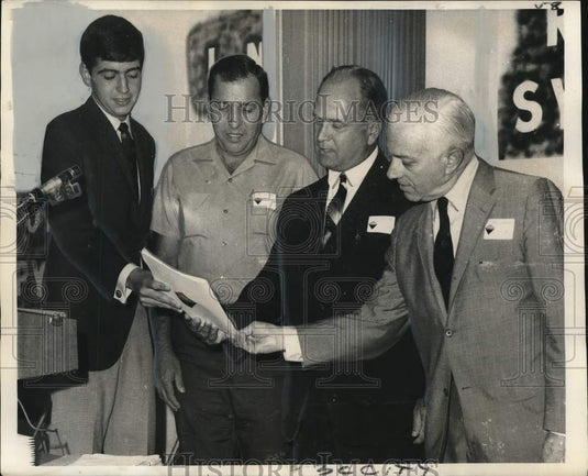 1968 Press Photo Junior Achievement Volunteer Executives with Ray Samuel