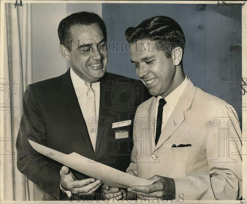 Load image into Gallery viewer, 1964 Press Photo Richard Sanders, Reporter, Given Citation From Leukemia Society
