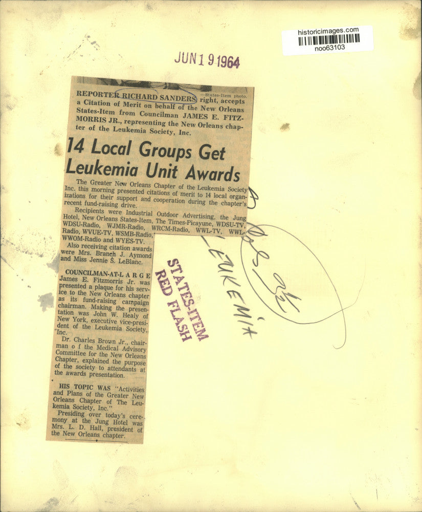 1964 Press Photo Richard Sanders, Reporter, Given Citation From Leukemia Society