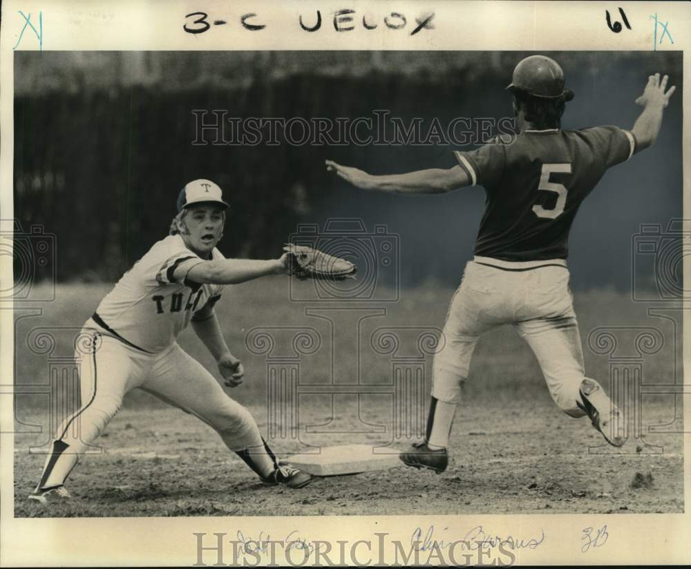 1975 Press Photo Tulane baseball player David Seay catches ball during game- Historic Images