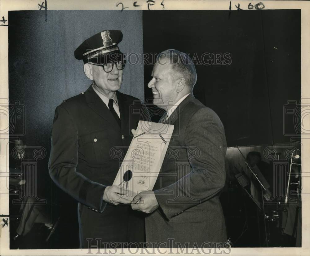 1959 Press Photo Glenn Clasen commends New Orleans Auxiliary Police Corps