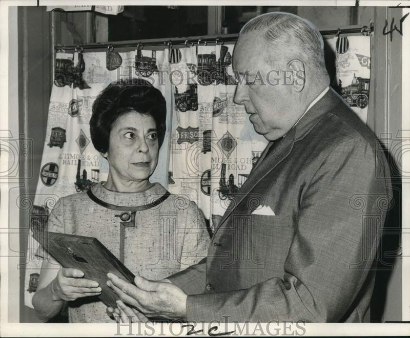 Load image into Gallery viewer, 1967 Press Photo Mrs. Roy Schwarz honored by New Orleans Travelers Aid Society
