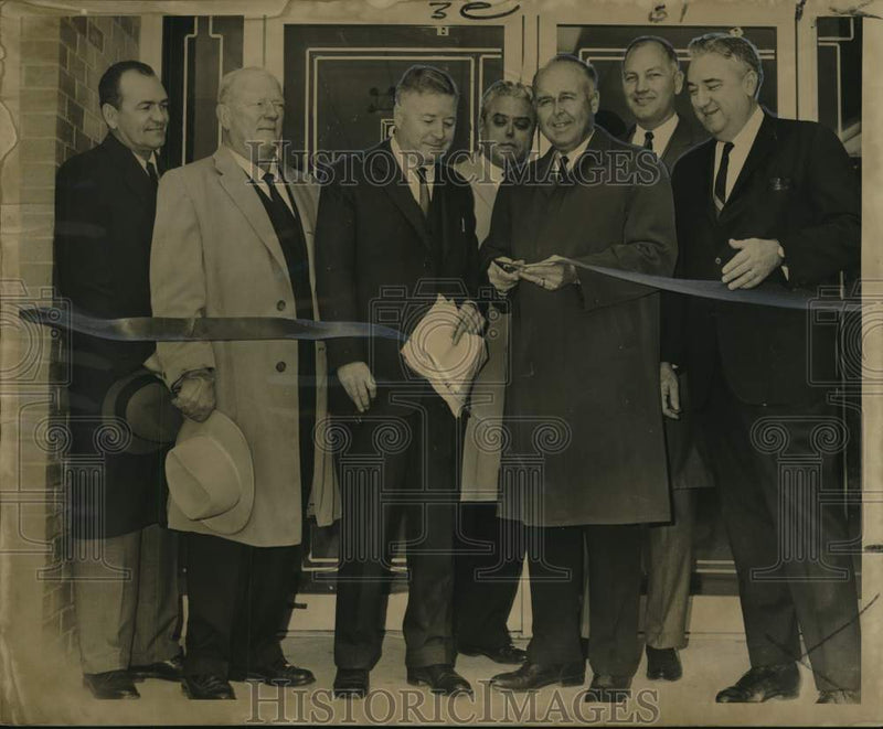 Load image into Gallery viewer, 1966 Press Photo Attendees at Ribbon-Cutting for Schwegmann Bank &amp;Trust Company
