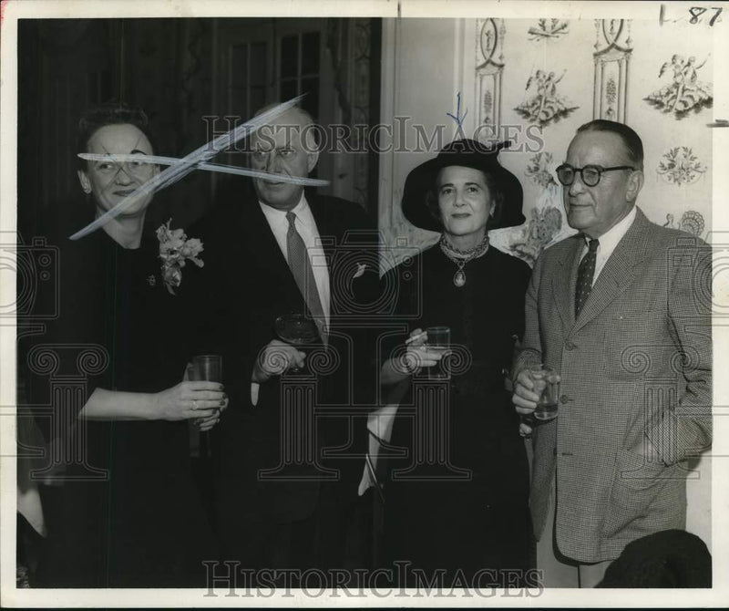 Load image into Gallery viewer, 1957 Press Photo Richard and Marie Sharp at Event - noo63163
