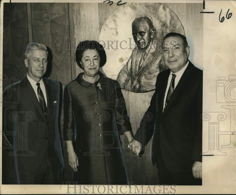 Load image into Gallery viewer, 1967 Press Photo Mrs. H.T. Shalett and principals Shalett plaque unveiling
