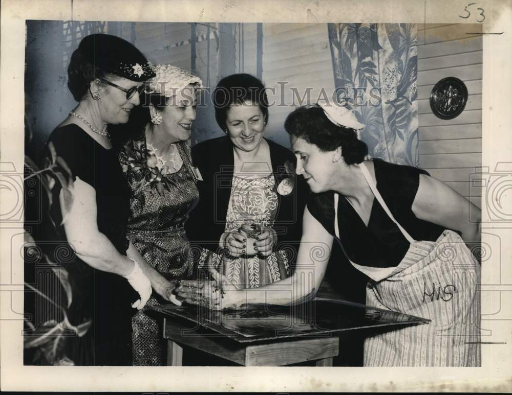 1954 Press Photo Mrs. H.D. Sharp with Gentilly Woman&#39;s Club members at art show