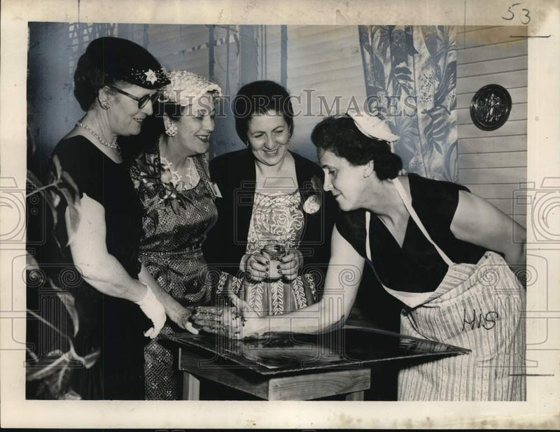 Load image into Gallery viewer, 1954 Press Photo Mrs. H.D. Sharp with Gentilly Woman's Club members at art show
