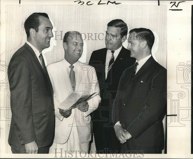 Load image into Gallery viewer, 1968 Press Photo Philip Schoen III with morticians convention participants.
