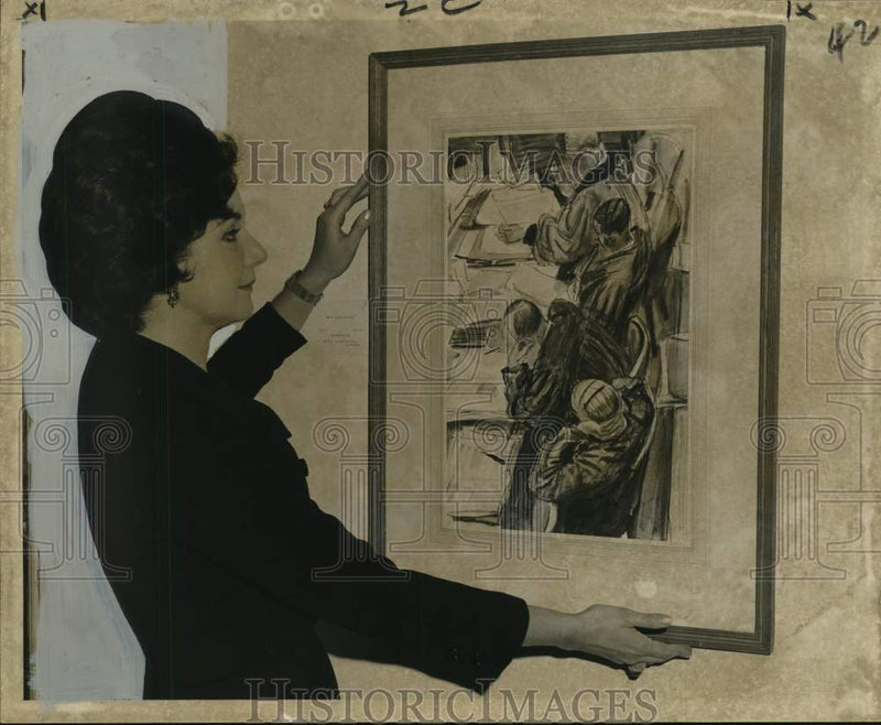 Load image into Gallery viewer, 1971 Press Photo Mrs. Kurt Schon admires Dame Laura Knight's Nuremberg sketch.
