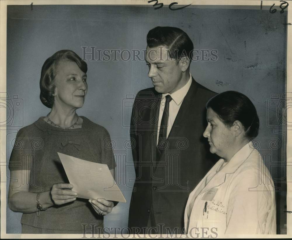 1967 Press Photo Roxine Schmidt and participants of ICU nursing workshop at LSU