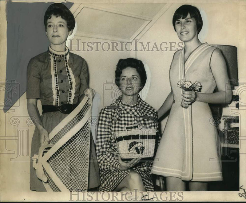 Load image into Gallery viewer, 1969 Press Photo Mrs. Norbert Schmidt with other crafters display items
