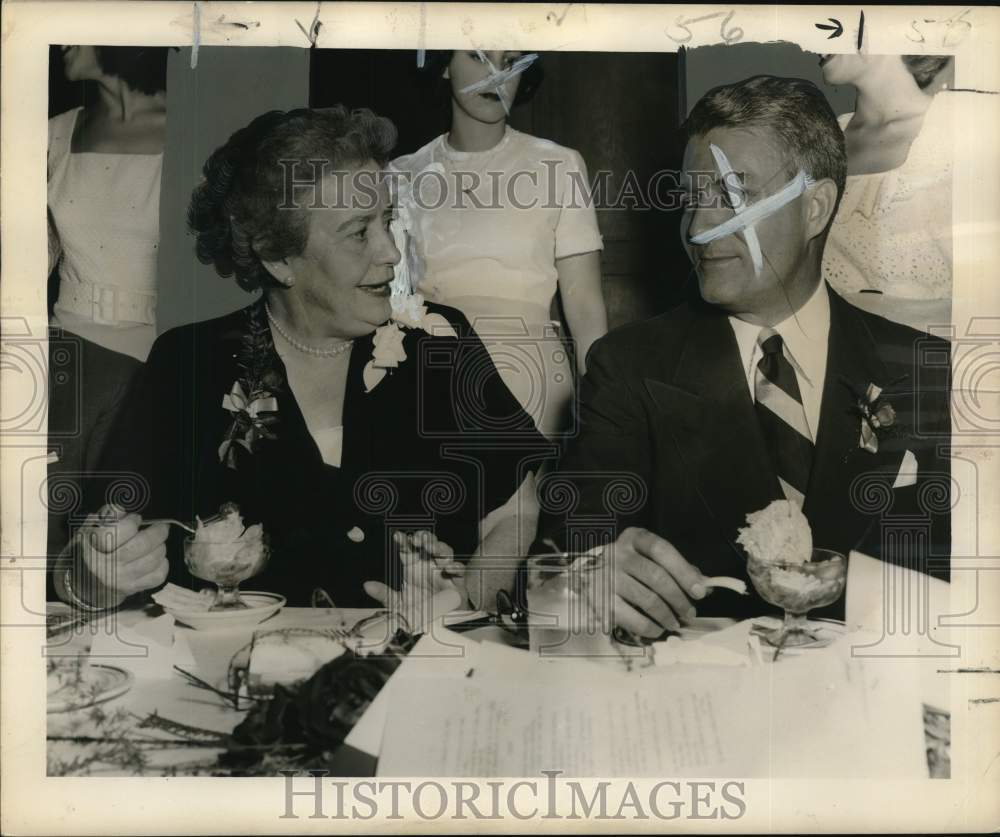 1950 Press Photo Natalie Scott, Dr. Logan Wilson at Newcomb College dinner