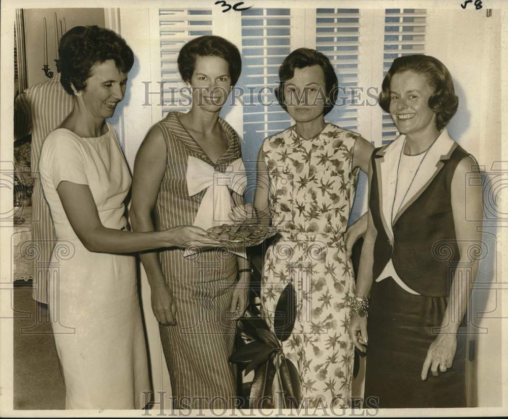 1964 Press Photo Planners With The Epiphany Guild Meet to Organize Annual Ball