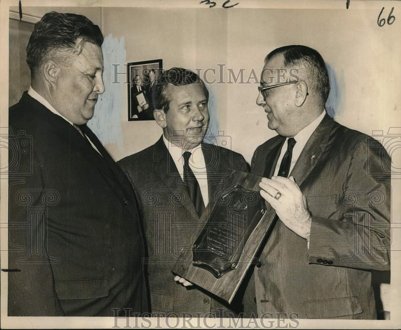 Load image into Gallery viewer, 1967 Press Photo Home Builders Association honor Times-Picayune Frank Schneider
