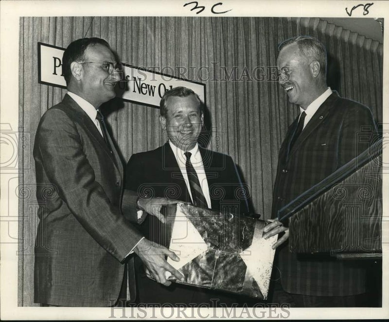 Load image into Gallery viewer, 1967 Press Photo Times-Picayune reporter Frank Schneider honored by realtors.

