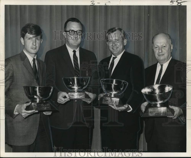 Load image into Gallery viewer, 1968 Press Photo Frank Schneider and other Times-Picayune reporters honored.
