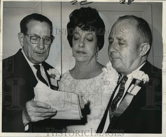 1967 Press Photo George Schneider confers with Rudy Muller & Mrs. Gloria Rovira- Historic Images