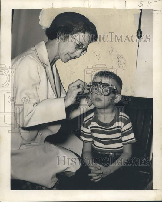 1950 Press Photo School Board nurse Gene Huffstetler tests Johnny Corca's eyes