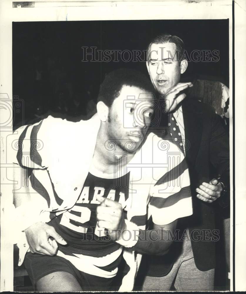 1973 Press Photo University of Alabama C.M. Newton taps Wendell Hudson- Historic Images