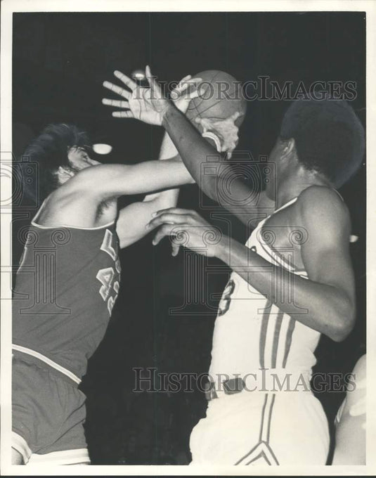 1971 Press Photo Bill Newton of the Tigers versus Harold Sylvester at Wave Gym- Historic Images