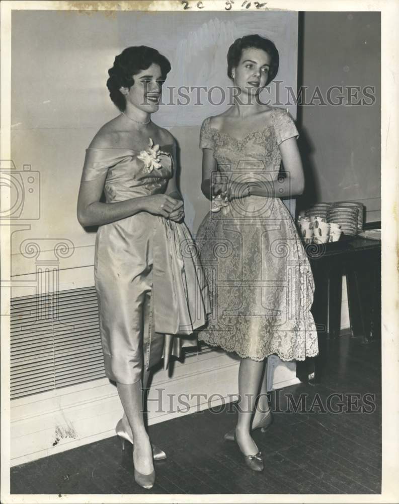 Load image into Gallery viewer, 1959 Press Photo Mrs. Beauregard Redmond &amp; Mrs. Benjamin Toledao at Orleans Club
