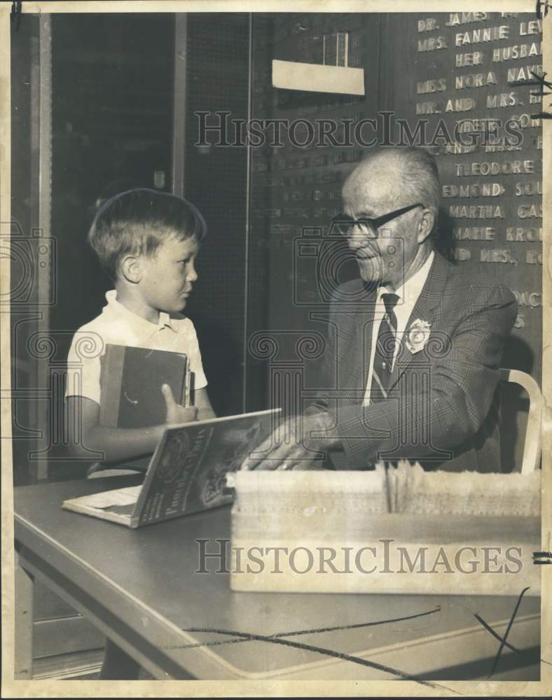 1969 Press Photo Jeremy Williams and Byron Benedetto shown at NO Public Library