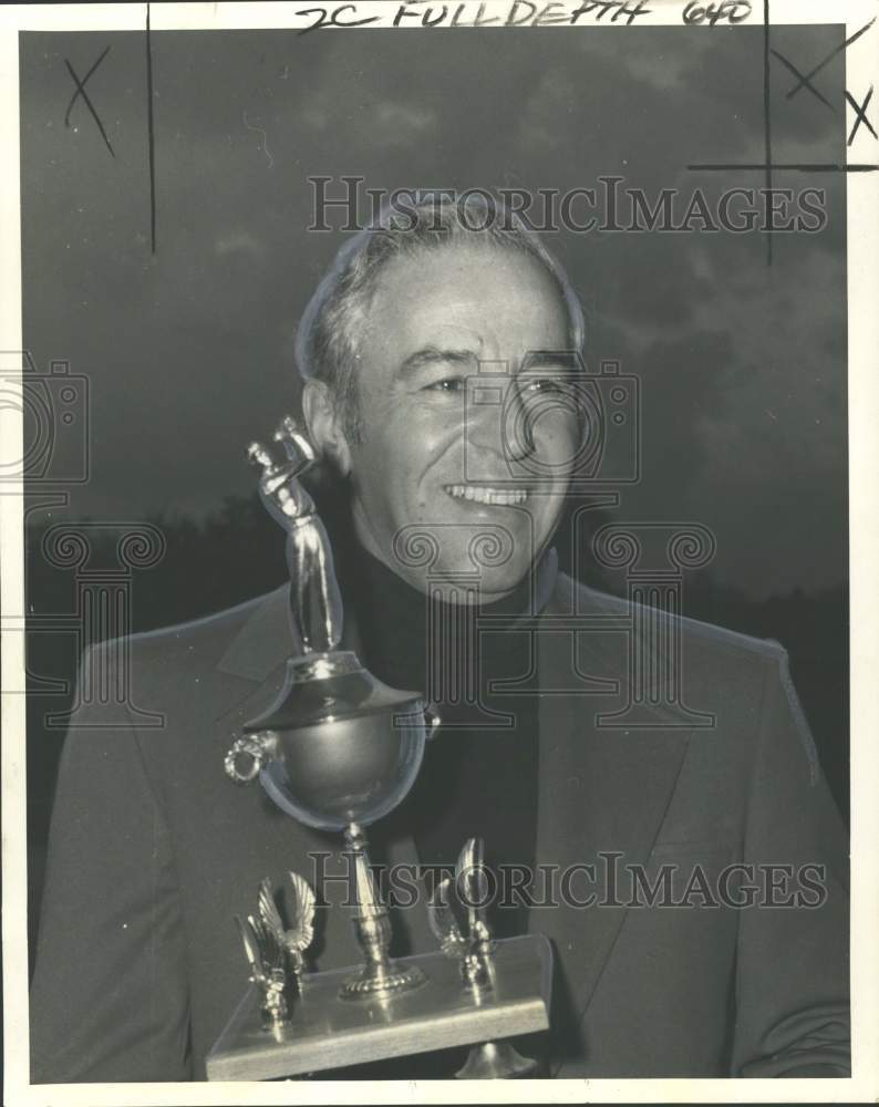 1974 Press Photo Shady Oaks champ Baptiste Puissegur holds golf trophy- Historic Images