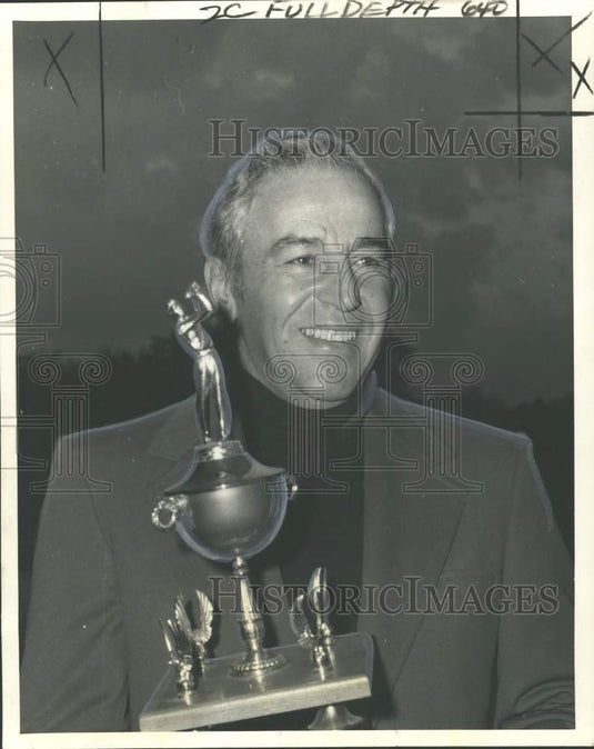 1974 Press Photo Shady Oaks champ Baptiste Puissegur holds golf trophy- Historic Images