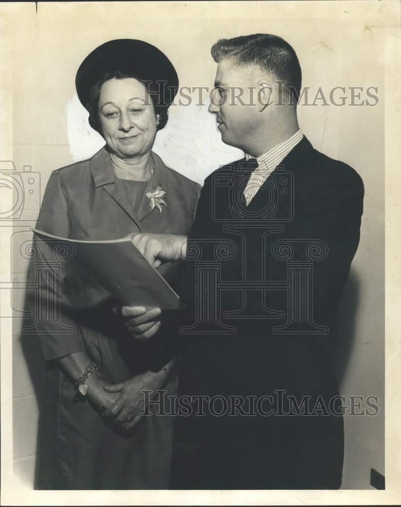 Load image into Gallery viewer, 1965 Press Photo Reverend J. Richard Randels, Mrs. Frank Millstead at Meeting
