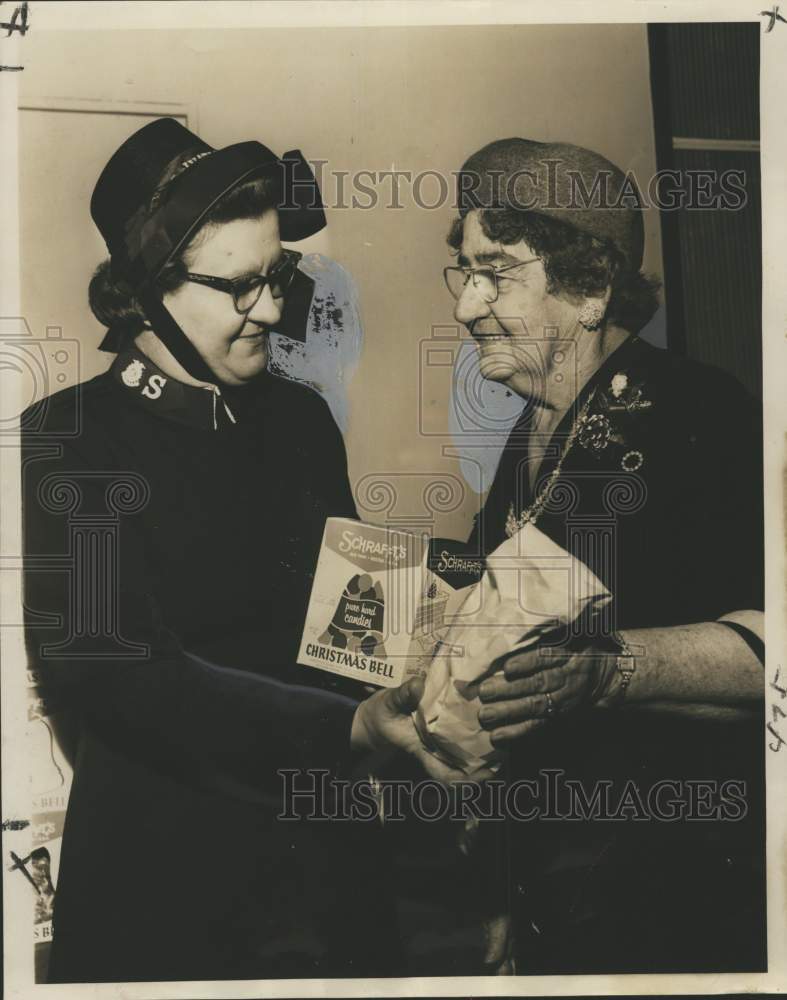 1963 Press Photo Salvation Army Leaders Exchange Gifts, Jung Hotel, New Orleans