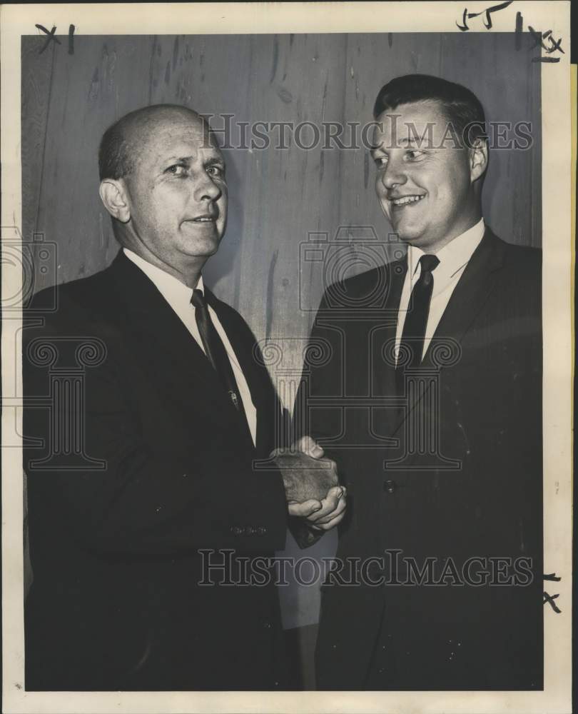 1965 Press Photo Personnel Management A.P. Jelley congratulates R.H. Schroeder.