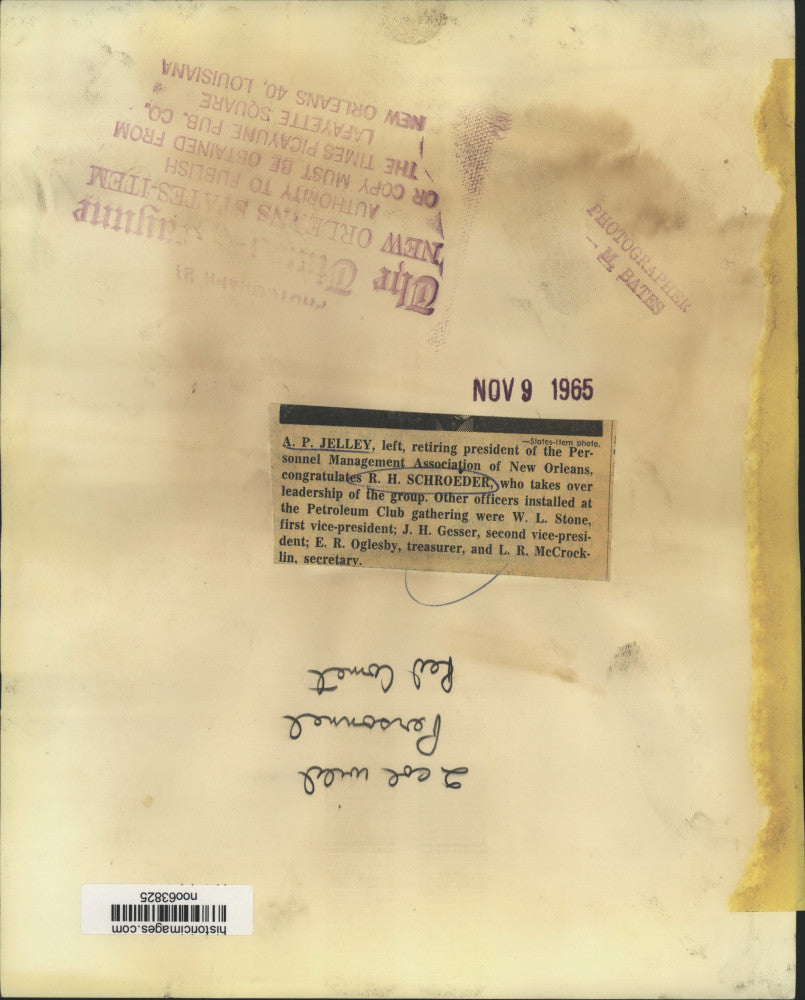 1965 Press Photo Personnel Management A.P. Jelley congratulates R.H. Schroeder.