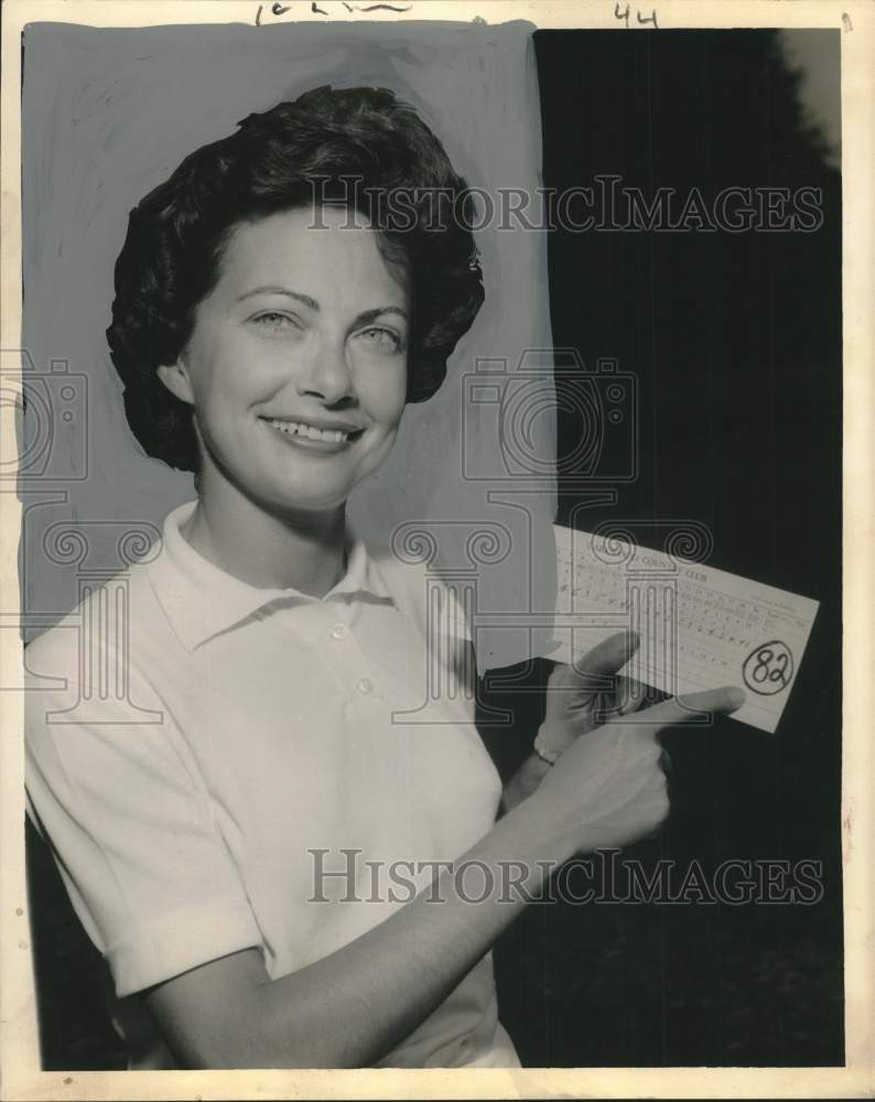 Press Photo Miss Martha Ziberman Shows Her Score Of 82 - noo63853- Historic Images