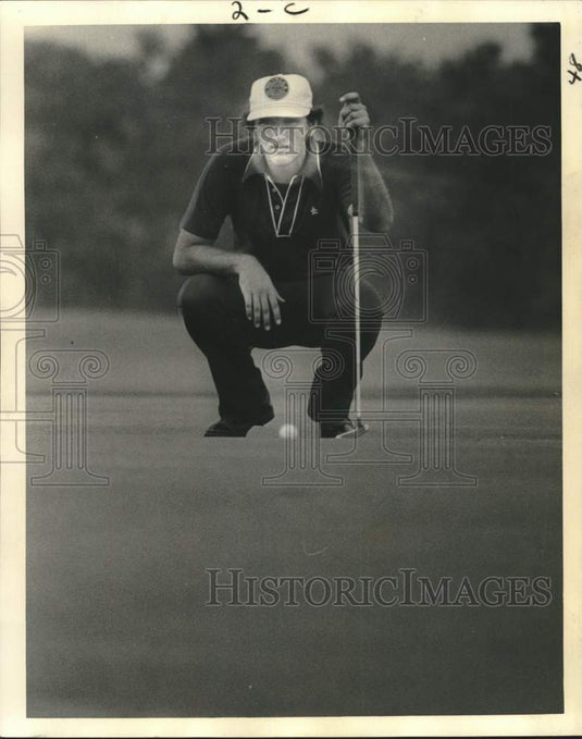 1973 Press Photo Ed Selser Of New Orleans Golf Association Lines Up His Putt- Historic Images