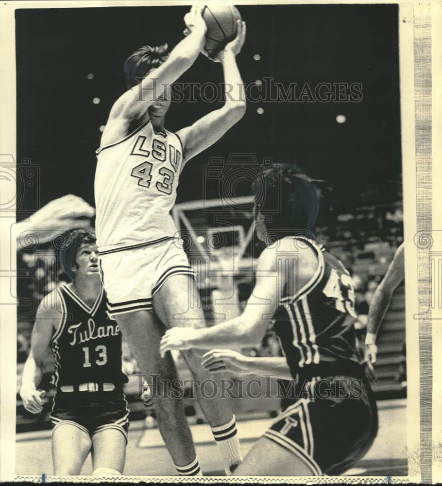 1972 Press Photo Basketball - LSU&#39;s Bill Newton goes way up over Tulane players- Historic Images