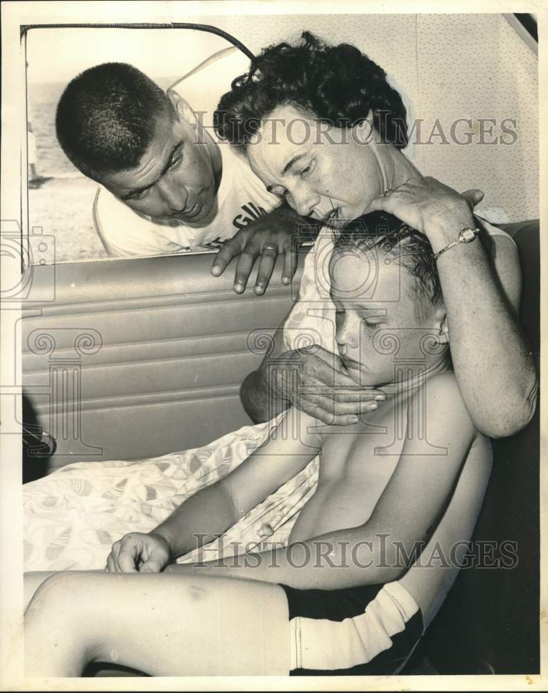 1964 Press Photo Drowning victim Leslie Newton goes for checkup with is mother