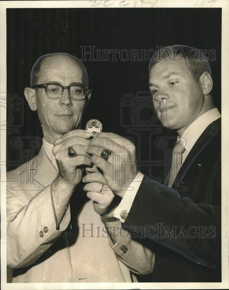 1969 Press Photo Wilfred Head presents Warren Easton doubloon to Robert O&#39;Brien