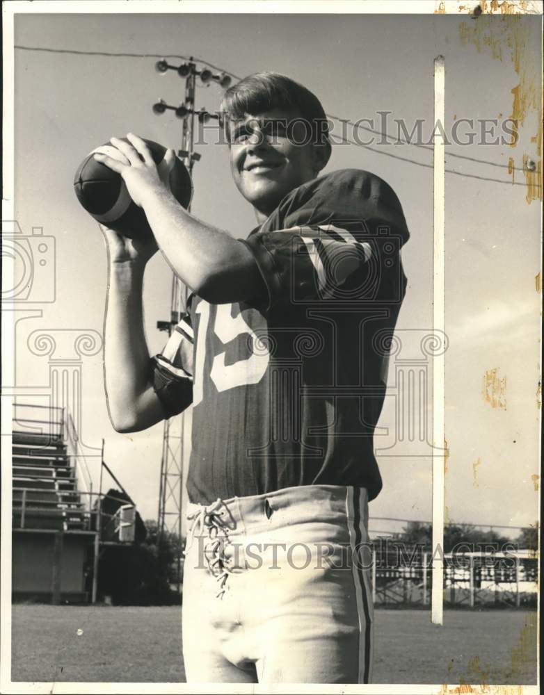 1970 Press Photo Football player, #15, Doug Norton plays back position.- Historic Images