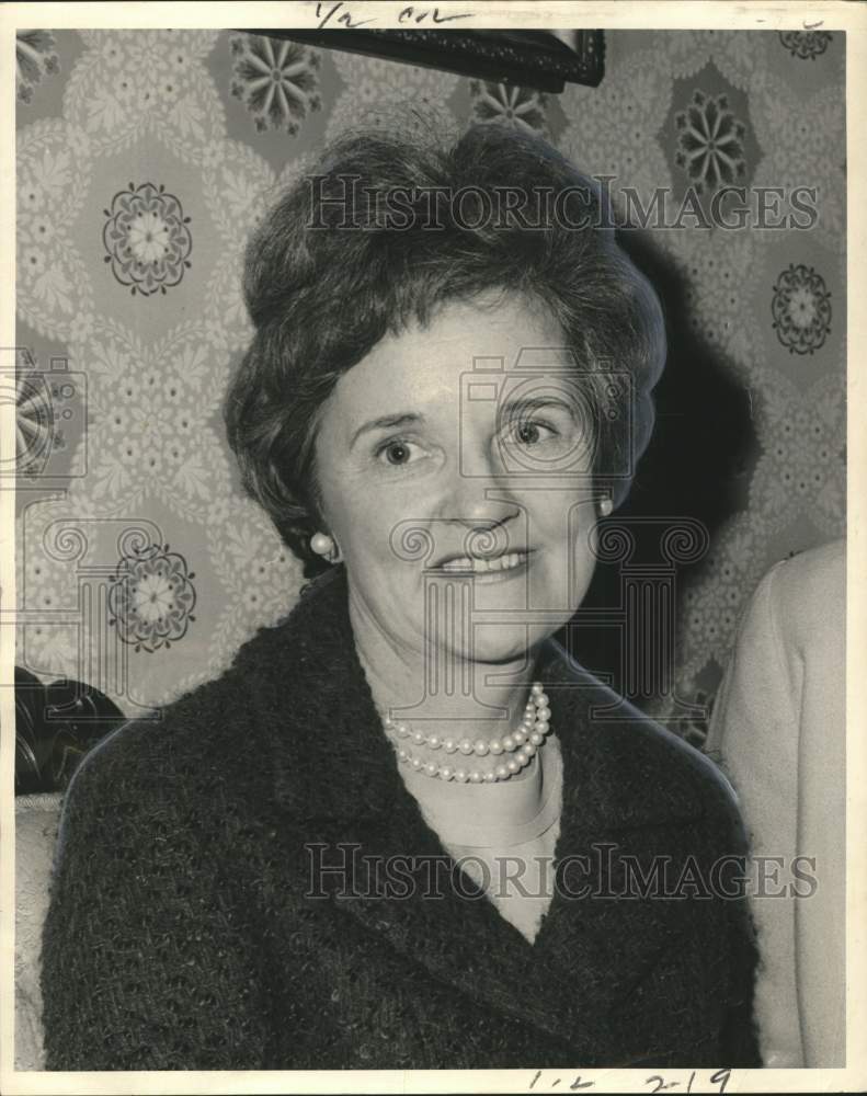 Load image into Gallery viewer, 1967 Press Photo Creole WomenÃƒÂ¢Ã¢EšÂ¬s Republican ClubÃƒÂ¢Ã¢EšÂ¬s Mrs. Sidney Schoenberger
