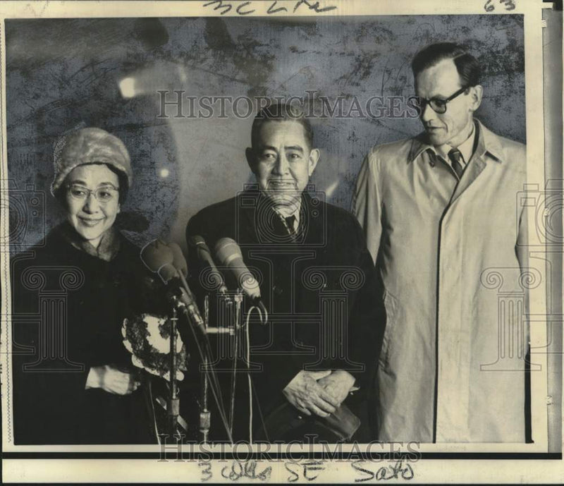 Load image into Gallery viewer, 1967 Press Photo Japanese Prime Minister Eisaku Sato and wife at Air Force Base
