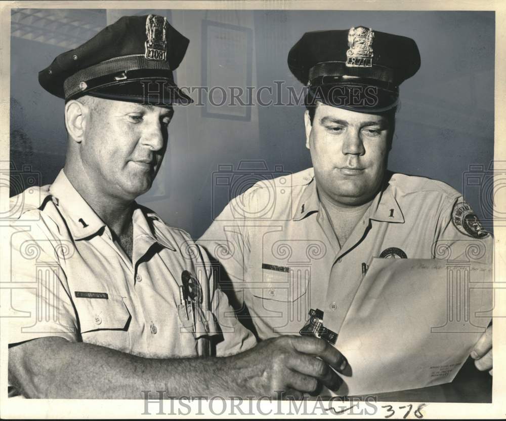 1966 Press Photo New Orleans Police Officers P. F. Sanderson and J. H. Suitt
