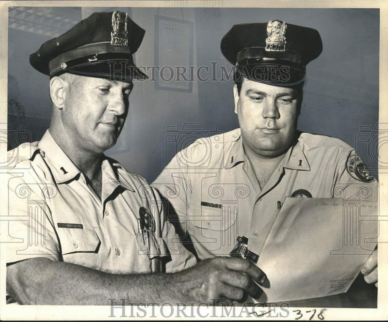 Load image into Gallery viewer, 1966 Press Photo New Orleans Police Officers P. F. Sanderson and J. H. Suitt
