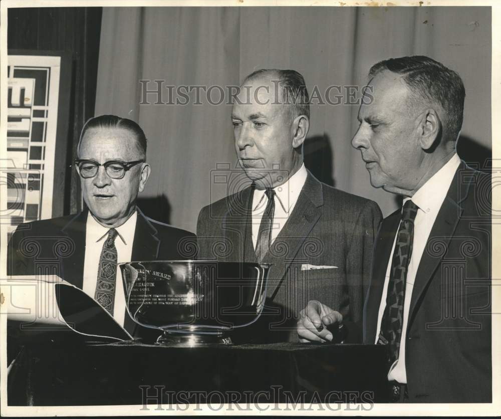 1961 Press Photo Delta Safety Society Meeting Attendees receive Safety Award