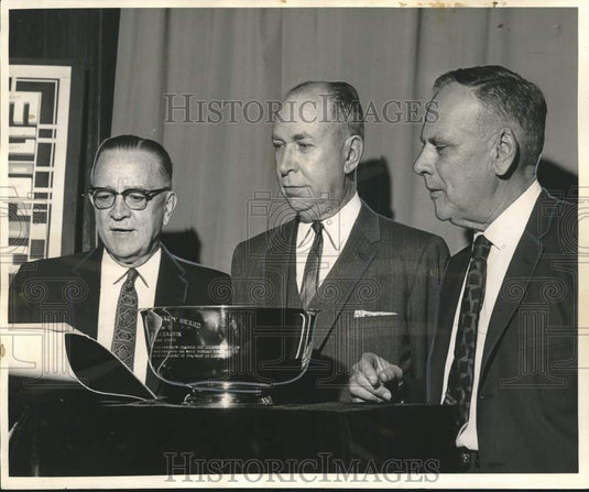 1961 Press Photo Delta Safety Society Meeting Attendees receive Safety Award